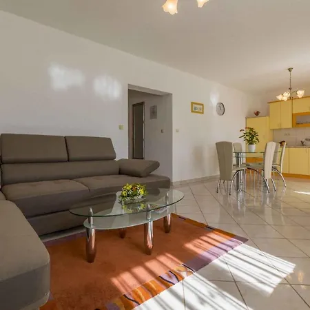 In 39116 Apartment *
